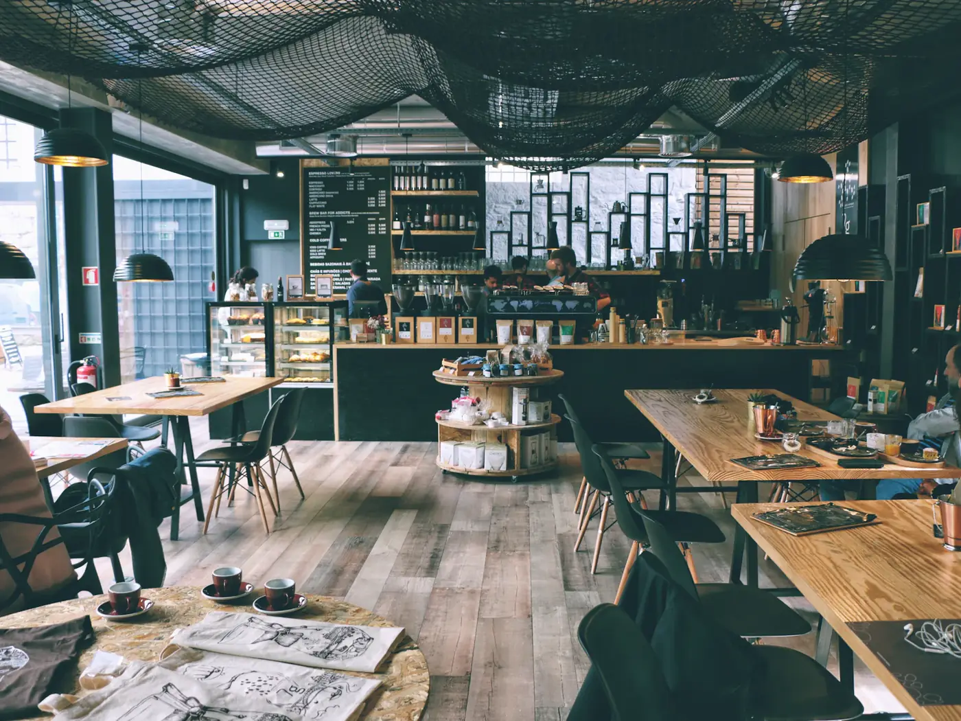 Personas conversando dentro de una cafetería