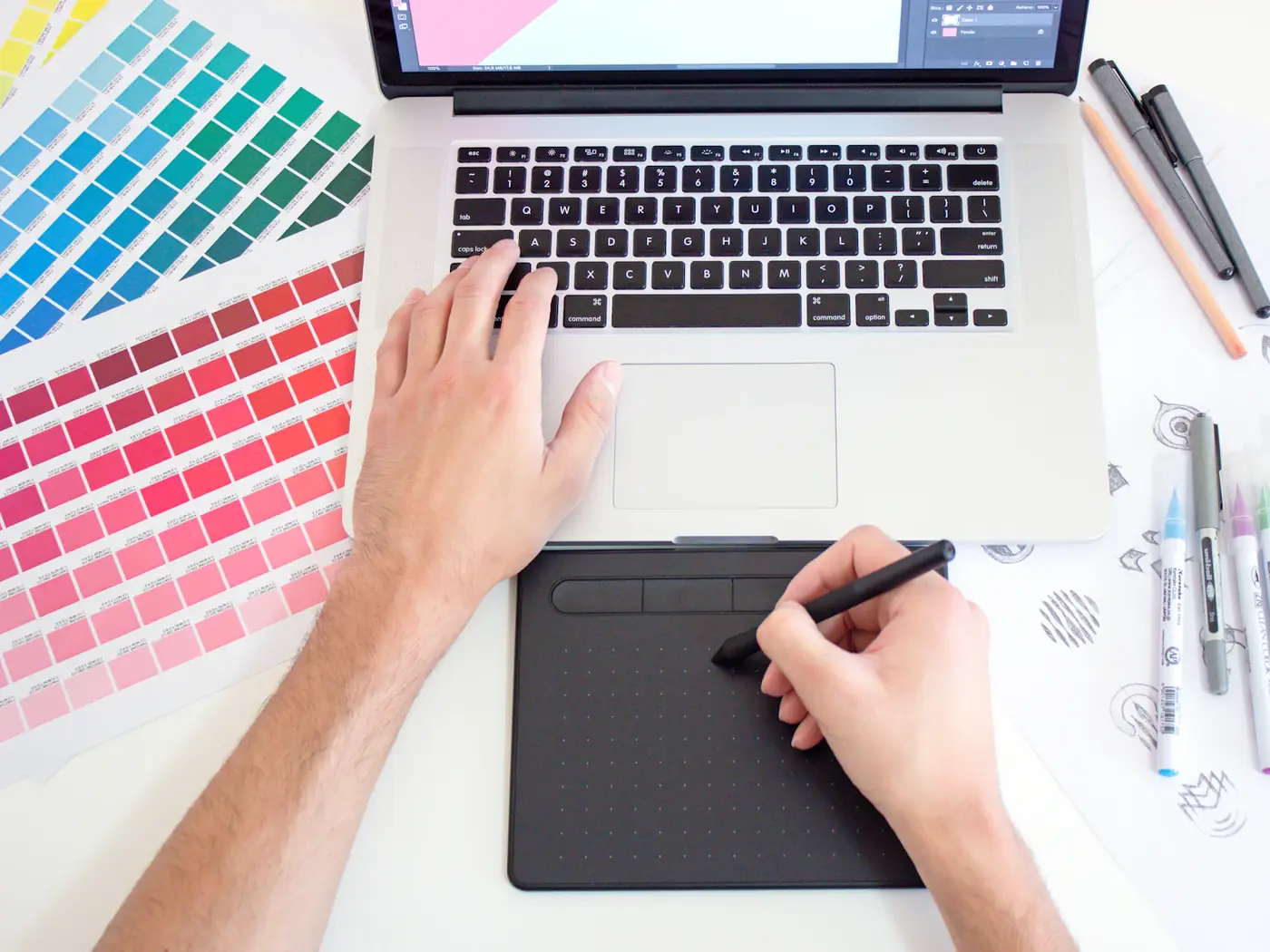 Escritorio de diseño con tableta y muestras de color
