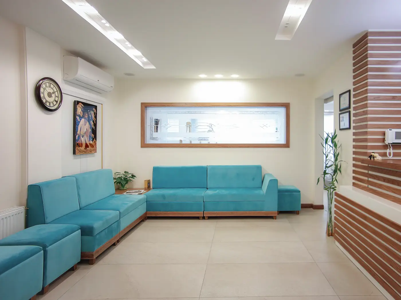Sala de espera tranquila con sofá y planta
